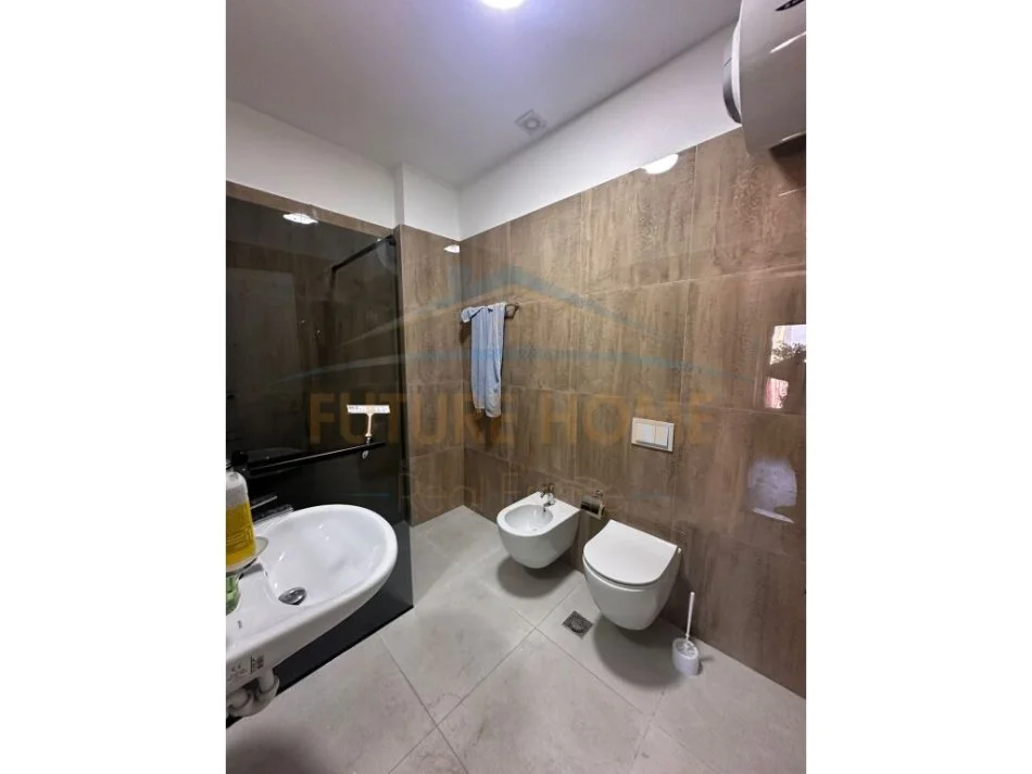Tirane, jepet me qera apartament 2+1+Aneks+Ballkon Kati 15, 110 m² 1.100 € (Rruga e Kavajes)
