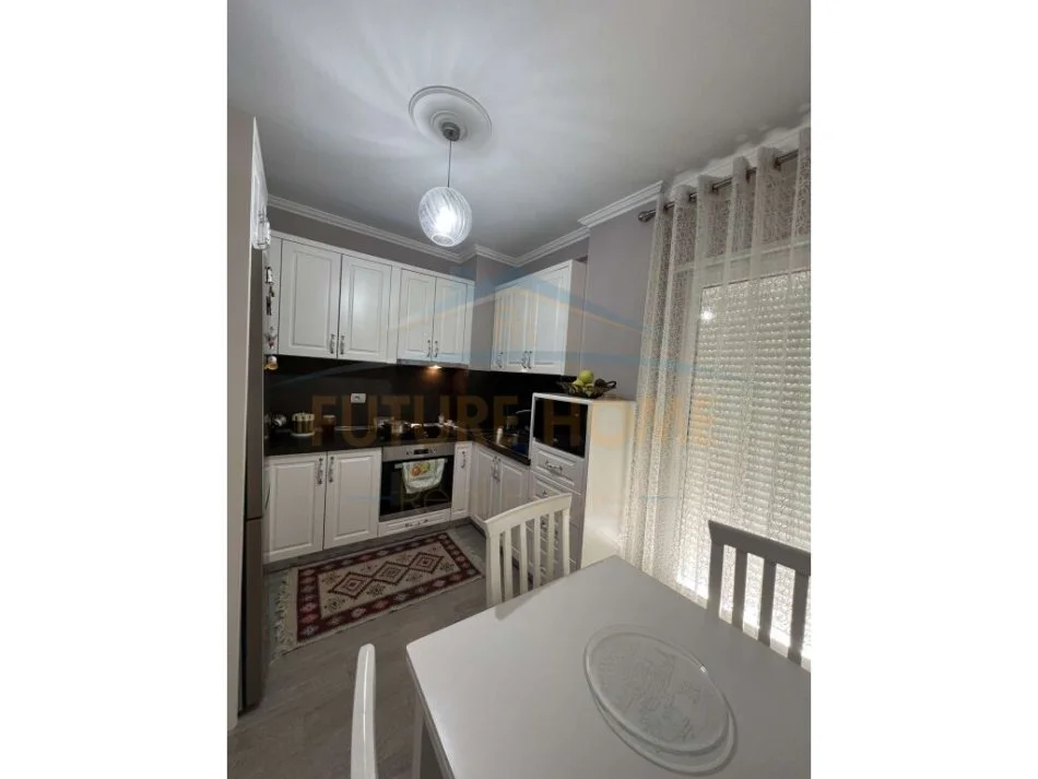 Tirane, jepet me qera apartament 1+1+Aneks+Ballkon Kati 7, 75 m² 380 € (Unaza e Re)