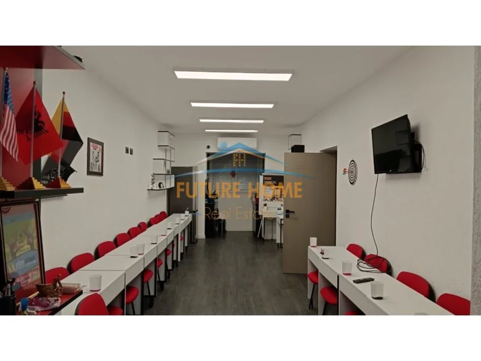 Tirane, jepet me qera apartament 2+1+Aneks+Ballkon Kati 0, 93 m² 800 € (21 Dhjetori)