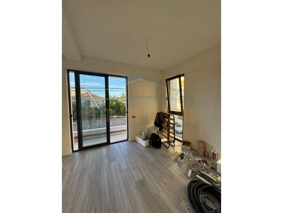 Tirane, jepet me qera ambjent biznesi Kati 1, 100 m² 700 € (Allias)