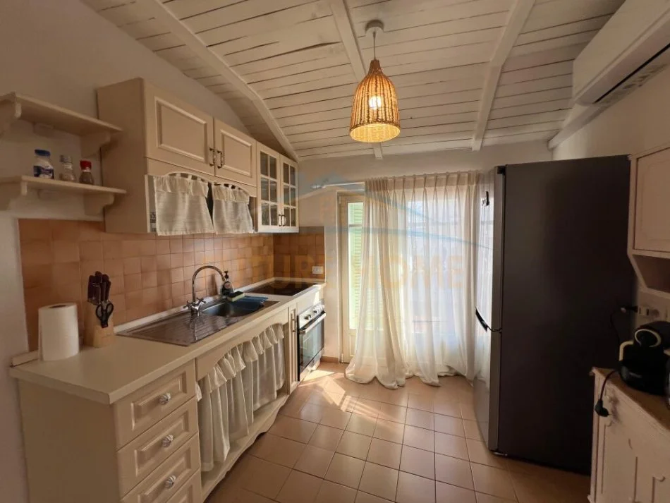 Durres, shitet apartament 3+1 Kati 4, 183 m² 330.000 € (Shitet, Duplex 3+1+2, te Bulevardi Kryesor, Durres)