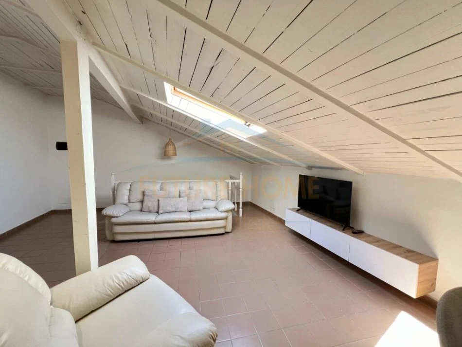 Durres, shitet apartament 3+1 Kati 4, 183 m² 330.000 € (Shitet, Duplex 3+1+2, te Bulevardi Kryesor, Durres)