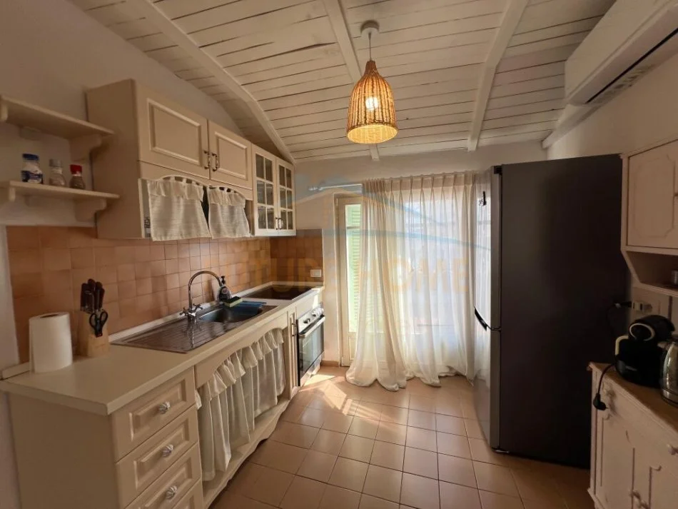 Durres, shitet apartament 3+1 Kati 4, 183 m² 330.000 € (Shitet, Duplex 3+1+2, te Bulevardi Kryesor, Durres)