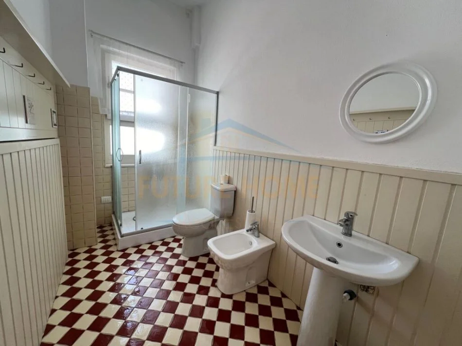 Durres, shitet apartament duplex 3+1+Ballkon Kati 4, 183 m² 330.000 € (Bulevardi kryesor)