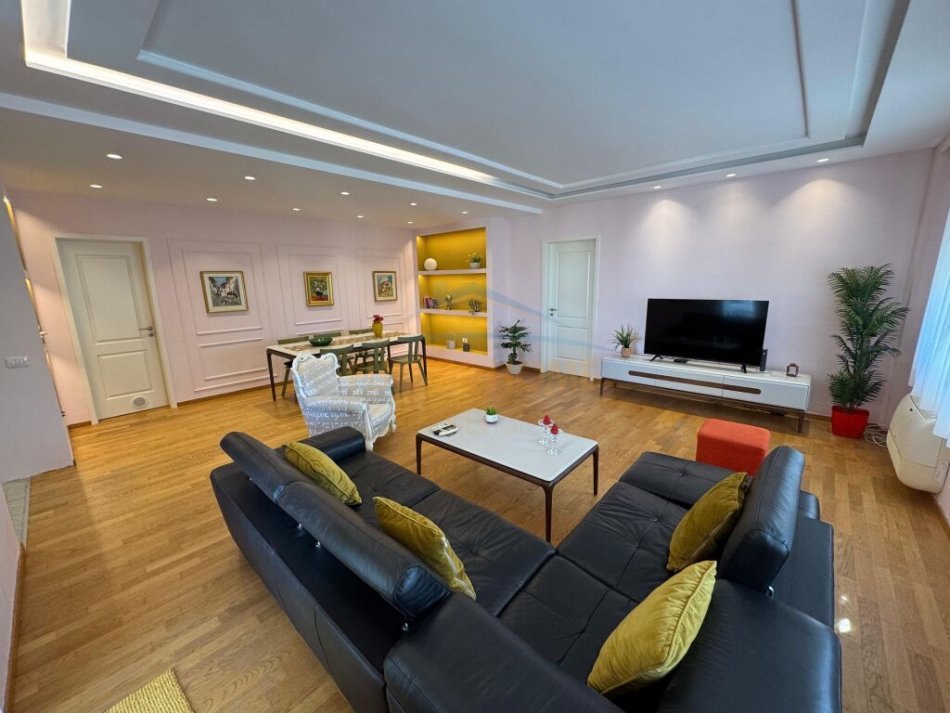 Tirane, jepet me qera apartament 3+1 Kati 3, 186 m² 1.400 € (Touch of Sun, Sauk)