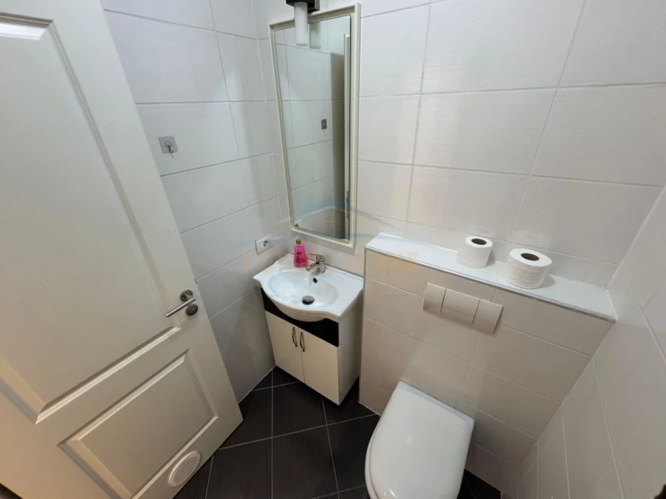 Tirane, jepet me qera apartament 3+1 Kati 3, 186 m² 1.400 € 