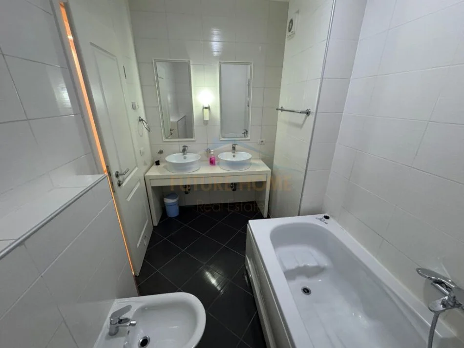 Tirane, jepet me qera apartament 3+1 Kati 3, 186 m² 1.400 € (Sauk)