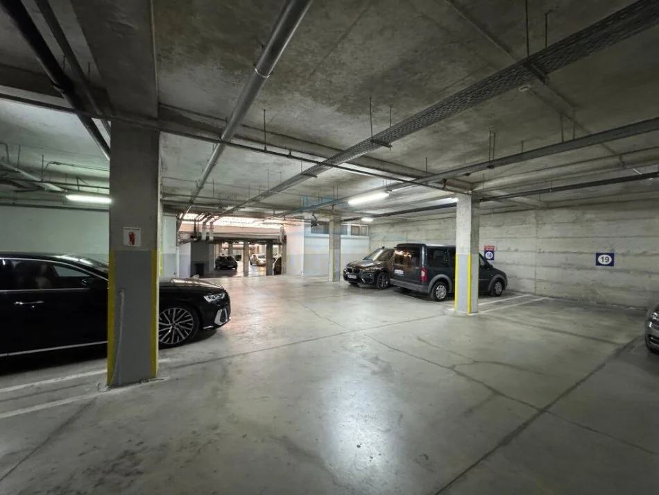 Tirane, jepet me qera apartament 3+1 Kati 3, 186 m² 1.400 € 