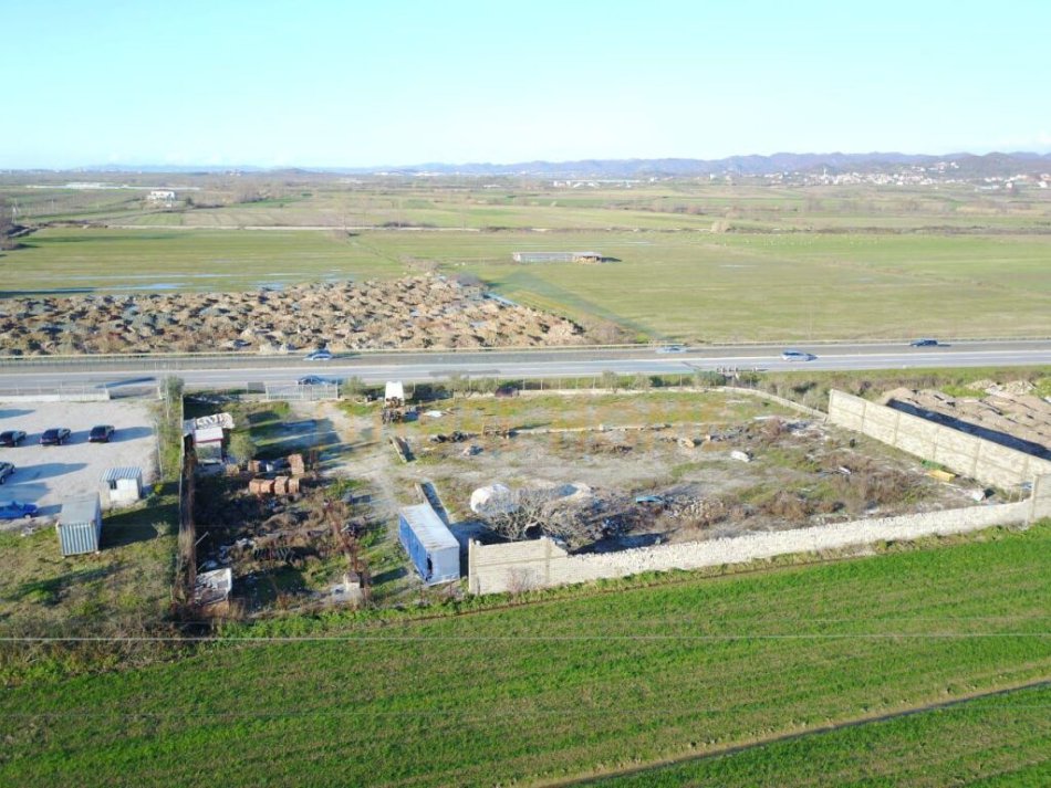 Durres, shitet truall , 40.000 m² 400.000 € (AUTOSTRADA TIRANE DURRES)