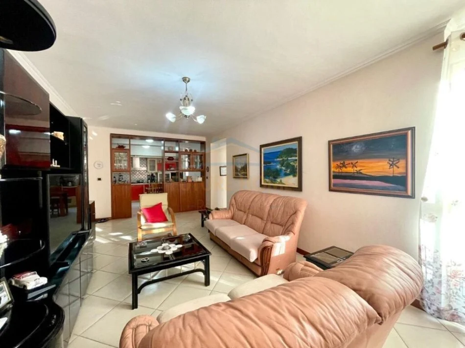 Tirane, shitet apartament 3+1 Kati 8, 140 m² 330.000 € (Komuna e Parisit)