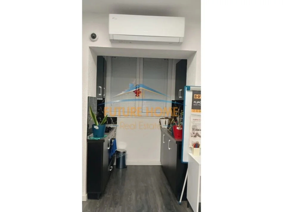 Tirane, jepet me qera apartament 2+1+Aneks+Ballkon Kati 0, 93 m² 800 € (21 Dhjetori)