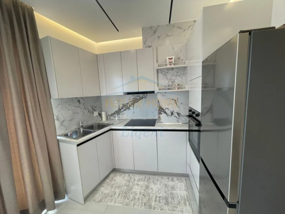 Tirane, jepet me qera apartament 1+1 , 77 m² 600 € (Unaza e Re)