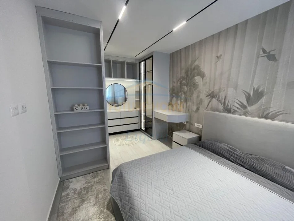 Tirane, jepet me qera apartament 1+1 , 77 m² 600 € (Unaza e Re)