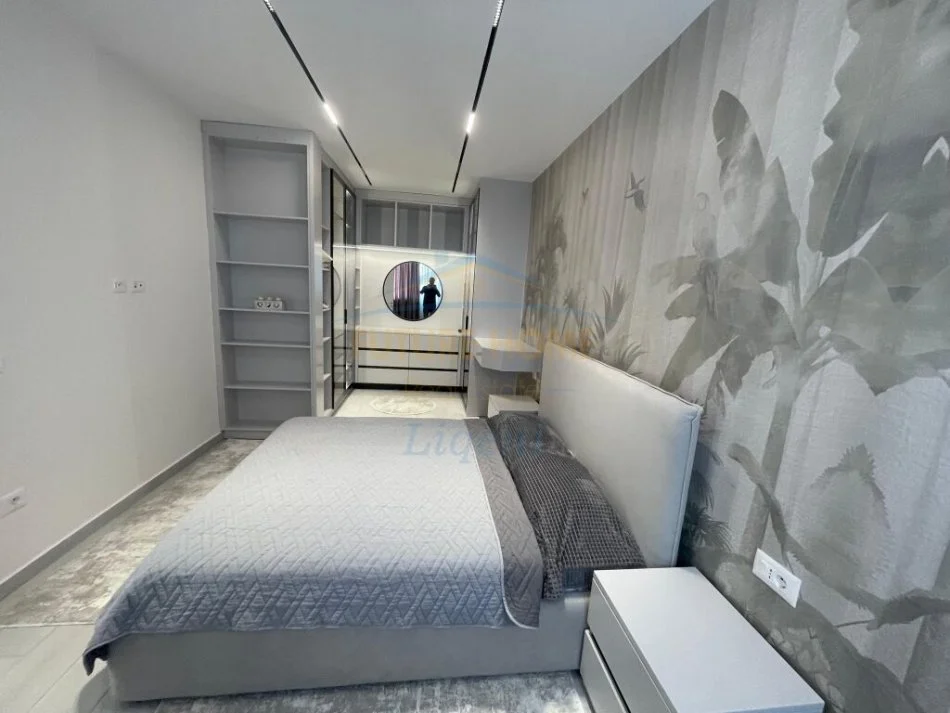 Tirane, jepet me qera apartament 1+1 , 77 m² 600 € (Unaza e Re)