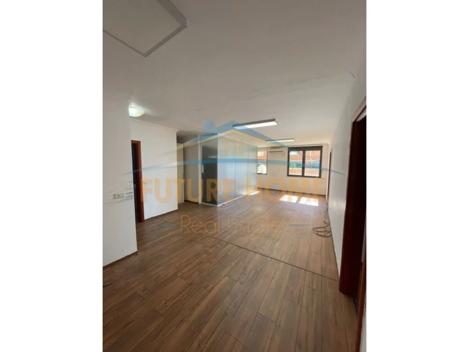 Tirane, jepet me qera apartament 2+1+Ballkon Kati 5, 142 m² (Blloku)