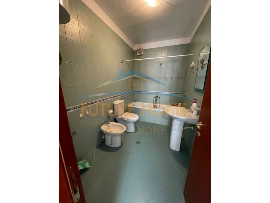 Tirane, jepet me qera apartament 2+1+Ballkon Kati 5, 142 m² (Blloku)