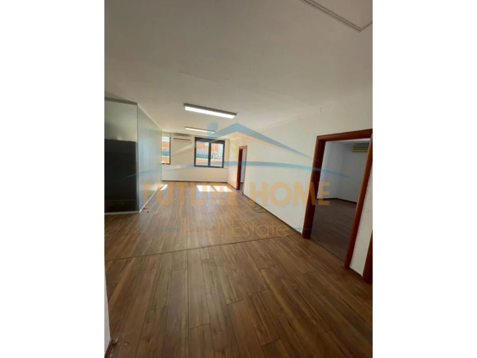 Tirane, jepet me qera apartament 2+1+Ballkon Kati 5, 142 m² (Blloku)