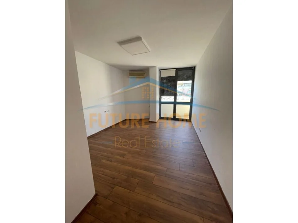 Tirane, jepet me qera apartament 2+1+Ballkon Kati 5, 142 m² (Blloku)