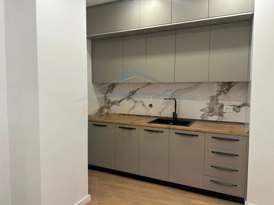 Tirane, jepet me qera apartament 1+1+Aneks+Ballkon Kati 2, 79 m² 1.150 € (Rruga e Kosovareve)