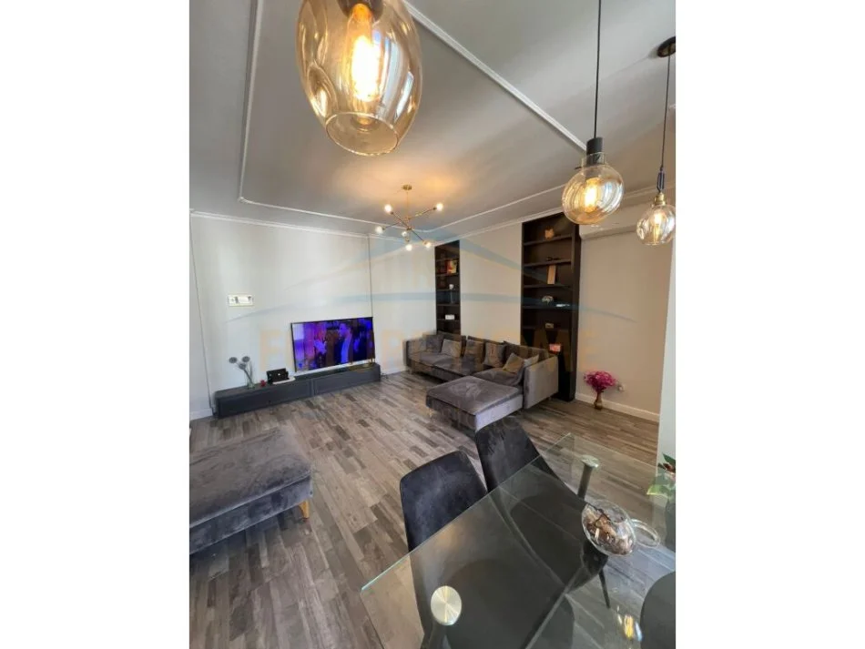 Tirane, shitet apartament 2+1+Ballkon Kati 4, 102 m² 230.000 € (Liqeni That)