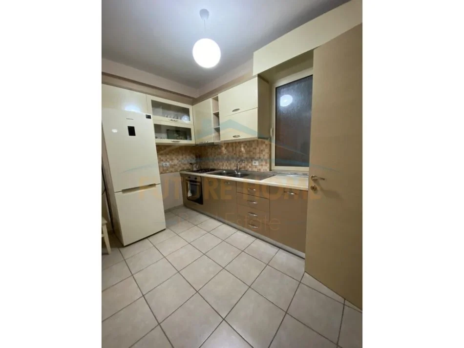 Tirane, jepet me qera apartament 2+1 Kati 3, 90 m² 400 € (Fresku)