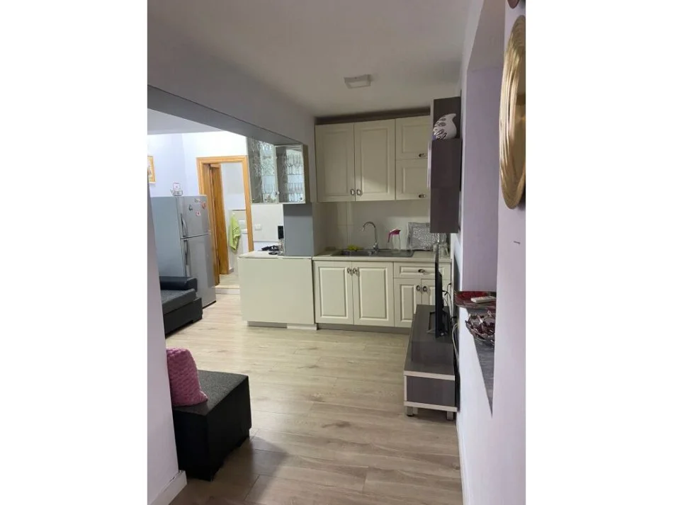 Tirane, jepet me qera shtepi 2+1 Kati 1, 100 m² 500 € (KOMISARIATI NR I TIRANE)