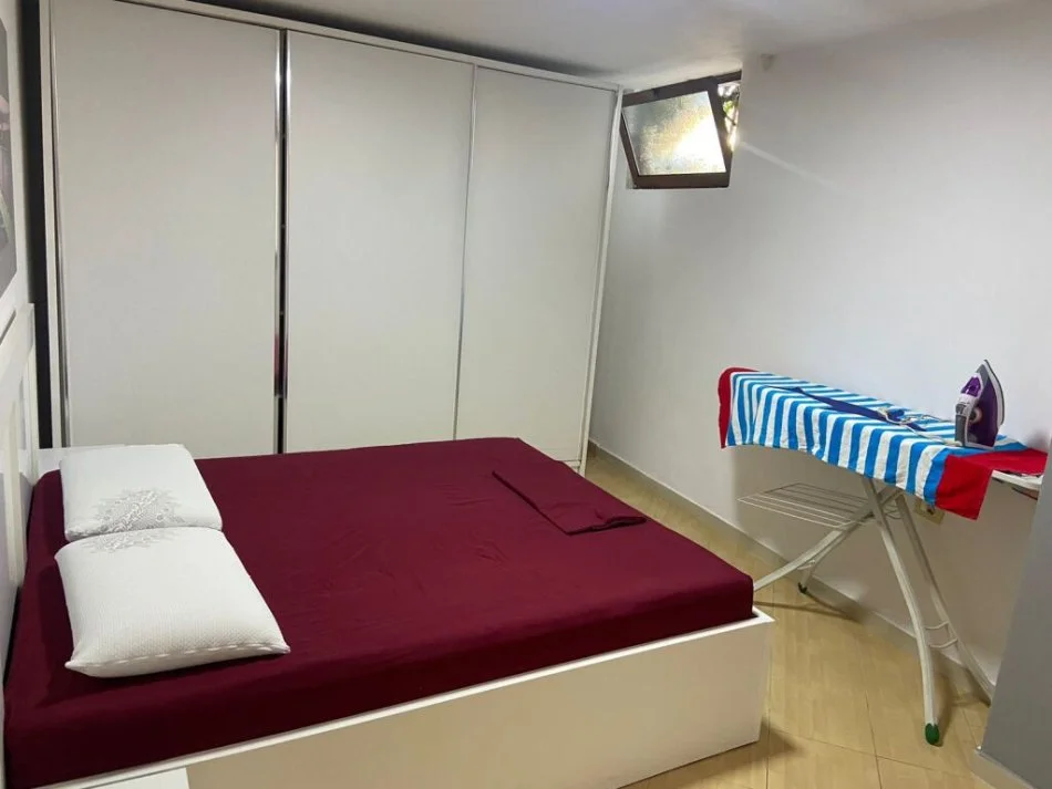 Tirane, jepet me qera shtepi 2+1 Kati 1, 100 m² 500 € (KOMISARIATI NR I TIRANE)