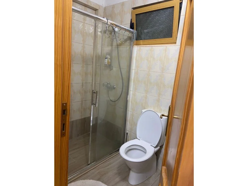 Tirane, jepet me qera shtepi 2+1 Kati 1, 100 m² 500 € (KOMISARIATI NR I TIRANE)