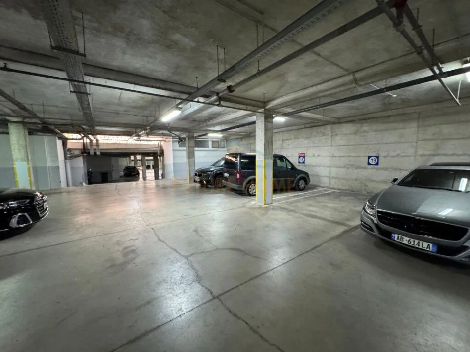 Tirane, shitet apartament 3+1+Aneks+Ballkon Kati 3, 165 m² 450.000 € (Sauk)