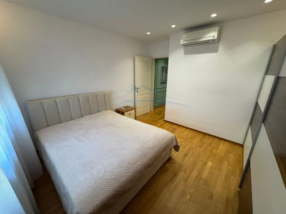 Tirane, shitet apartament 3+1+Ballkon Kati 3, 164 m² 450.000 € (Sauk)