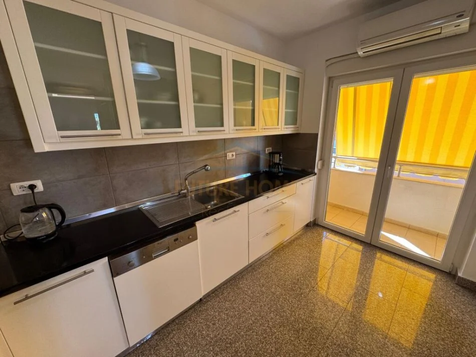 Tirane, shitet apartament 3+1+Ballkon Kati 3, 164 m² 450.000 € (Sauk)