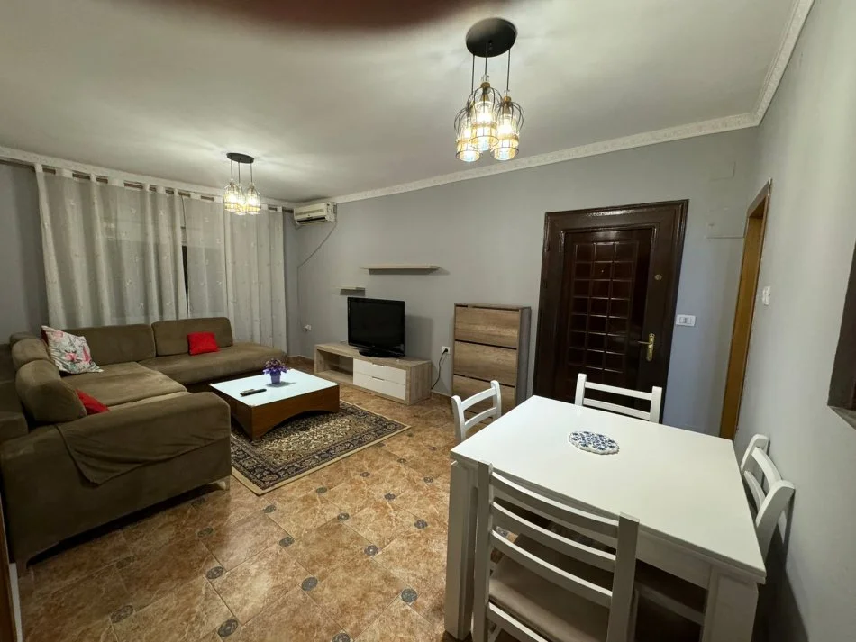 Tirane, jepet me qera apartament 2+1+Ballkon Kati 4, 85 m² 500 € (Rr Irfan Tomini perballe Hilton Hotel)
