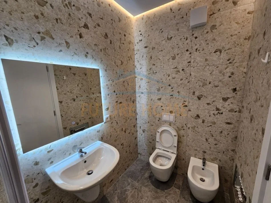Tirane, shes apartament 2+1+Ballkon Kati 6, 105 m² 200.000 € (Fusha e Aviacionit)