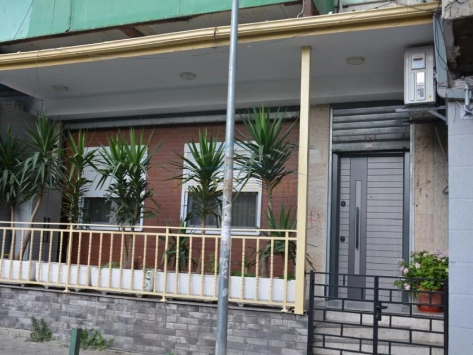Tirane, jepet me qera apartament 1+1 Kati 1, 70 m² 650 € (Rruga e Dibres)