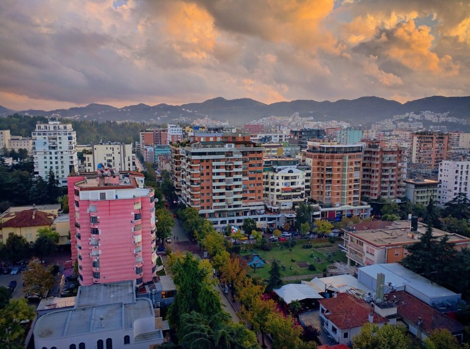 Tirane, jepet me qera zyre Kati 2, 120 m² 1.400 € (Prane gardes se Republikes)