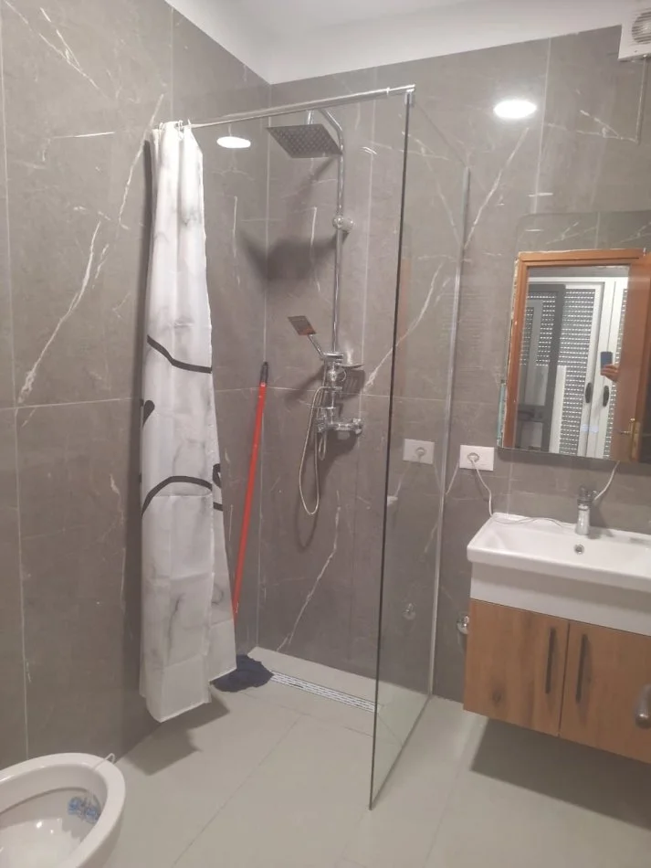 Tirane, jepet me qera apartament 2+1 Kati 1, 80 m² 550 € (21 Dhjetori ,Ish Parku)