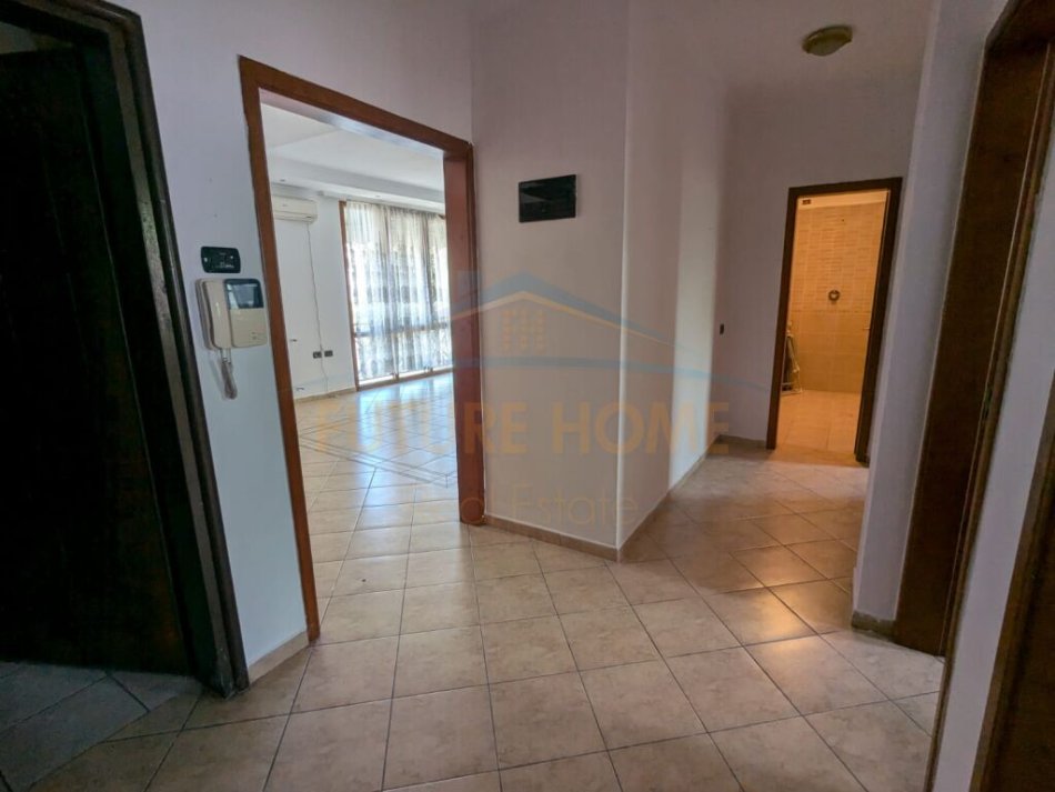 Tirane, jepet me qera apartament 2+1 Kati 1, 107 m² 600 € (Rruga Riza Cerova)