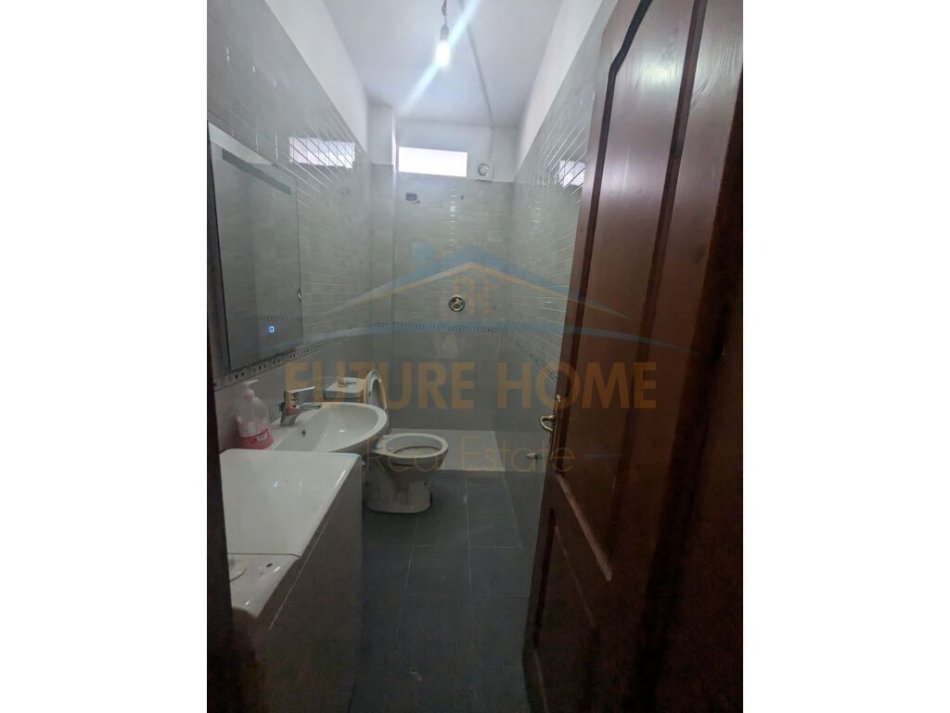 Tirane, jepet me qera apartament 2+1 Kati 1, 107 m² 600 € (Rruga Riza Cerova)