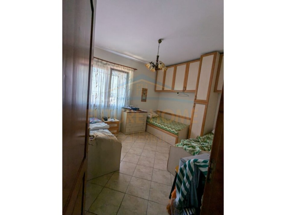 Tirane, jepet me qera apartament 2+1 Kati 1, 107 m² 600 € (Rruga Riza Cerova)