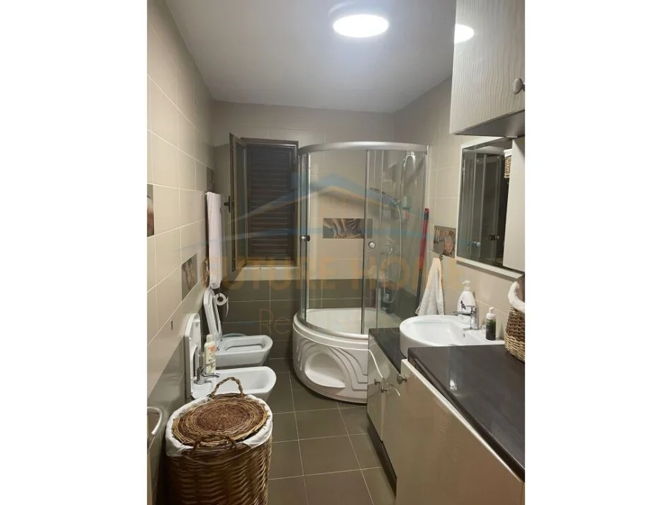 Tirane, jepet me qera apartament 3+1+Ballkon , 80 m² 1.000 € (RRUGA E ELBASANIT)