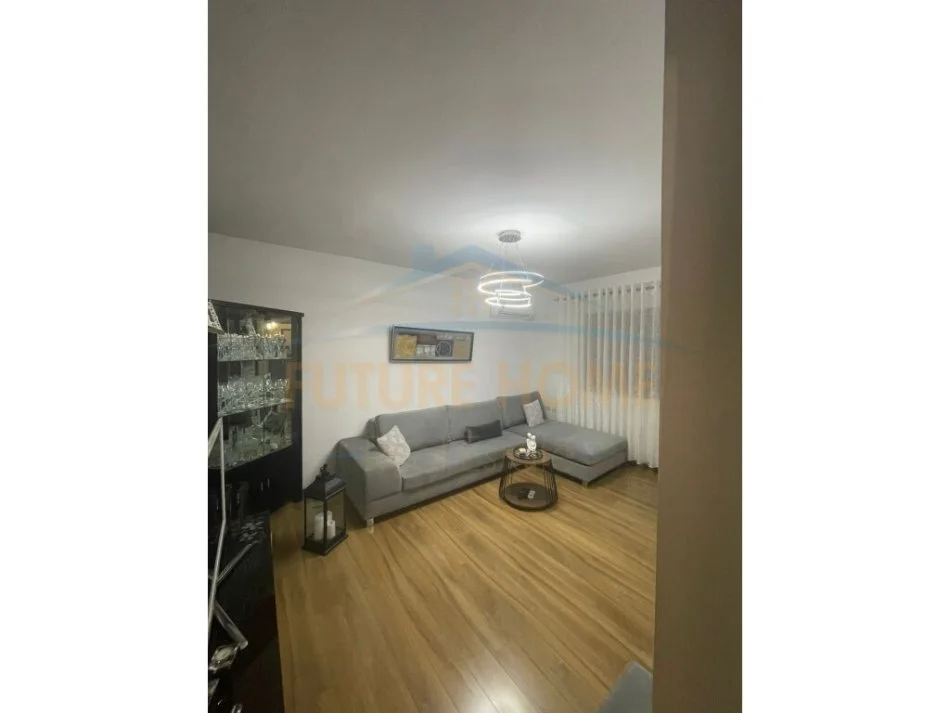 Tirane, jepet me qera apartament 3+1+Ballkon , 80 m² 1.000 € (RRUGA E ELBASANIT)