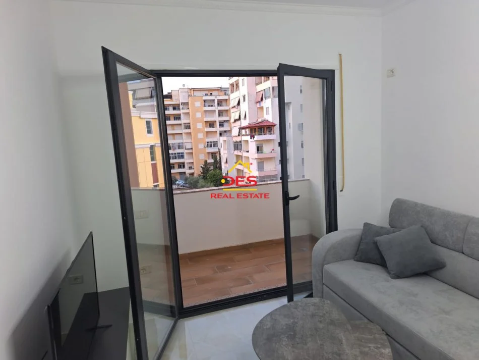 Vlore, jepet me qera apartament 1+1+Ballkon Kati 4, 70 m² 300 € (Rruga Gjergj Kastrioti)