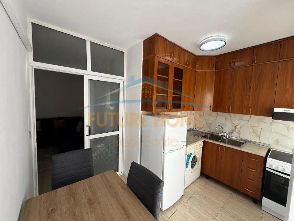 Tirane, jepet me qera apartament 1+1+Ballkon Kati 3, 60 m² 650 € (Komuna e Parisit)