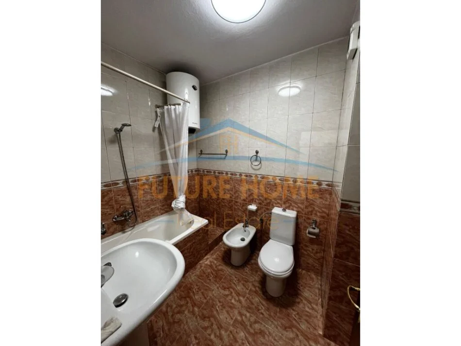 Tirane, jepet me qera apartament 1+1 Kati 3, 60 m² 650 € (Komuna e Parisit)