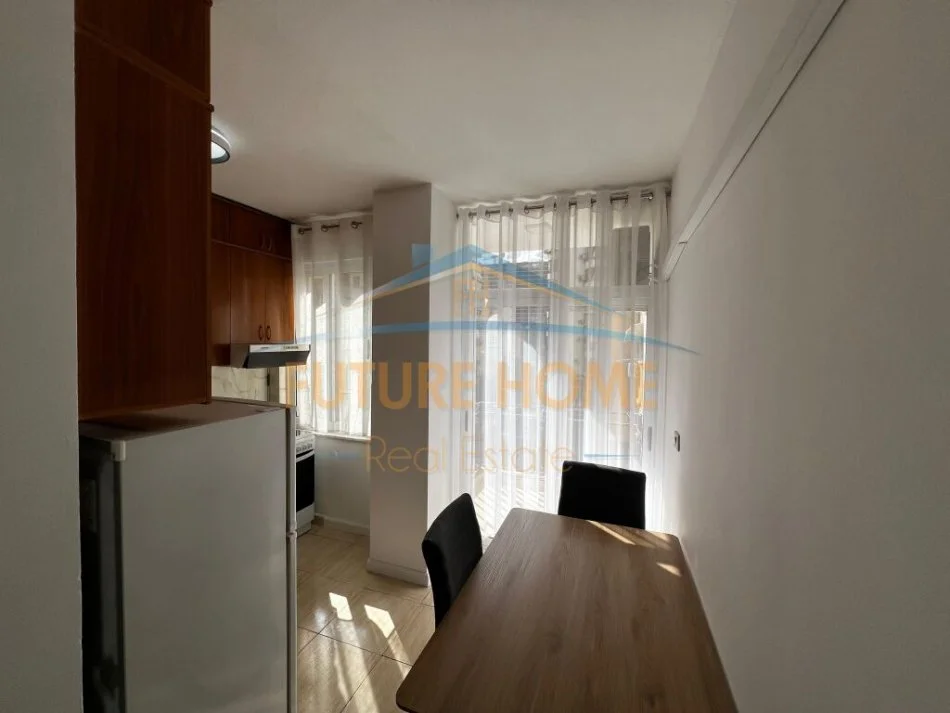 Tirane, jepet me qera apartament 1+1+Ballkon Kati 3, 60 m² 650 € (Komuna e Parisit)
