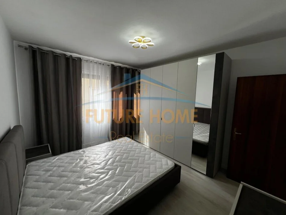 Tirane, jepet me qera apartament 1+1+Ballkon Kati 3, 60 m² 650 € (Komuna e Parisit)