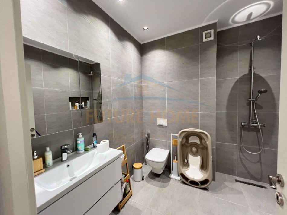 Durres, shitet apartament 2+1+Ballkon Kati 2, 230.000 € (san pietro,gjiri i lalzit)