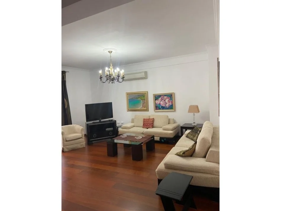 Tirane, jepet me qera apartament 2+1 Kati 6, 160 m² 1.000 € (Rruga e Kavajes)