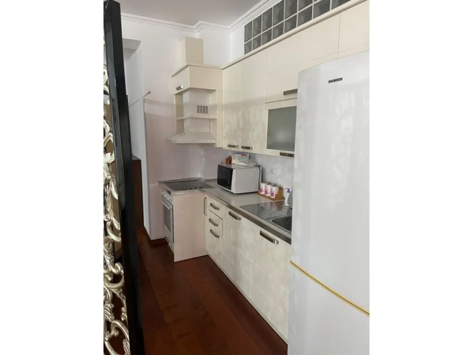 Tirane, jepet me qera apartament 2+1 Kati 6, 160 m² 1.000 € (Rruga e Kavajes)