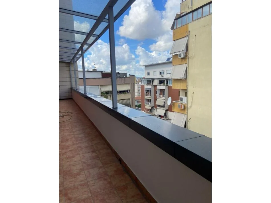 Tirane, jepet me qera apartament 2+1 Kati 6, 160 m² 1.000 € (Rruga e Kavajes)